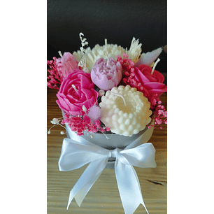 Arranjo velas em rosa vivo e branco