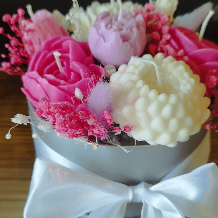 Arranjo velas em rosa vivo e branco 2