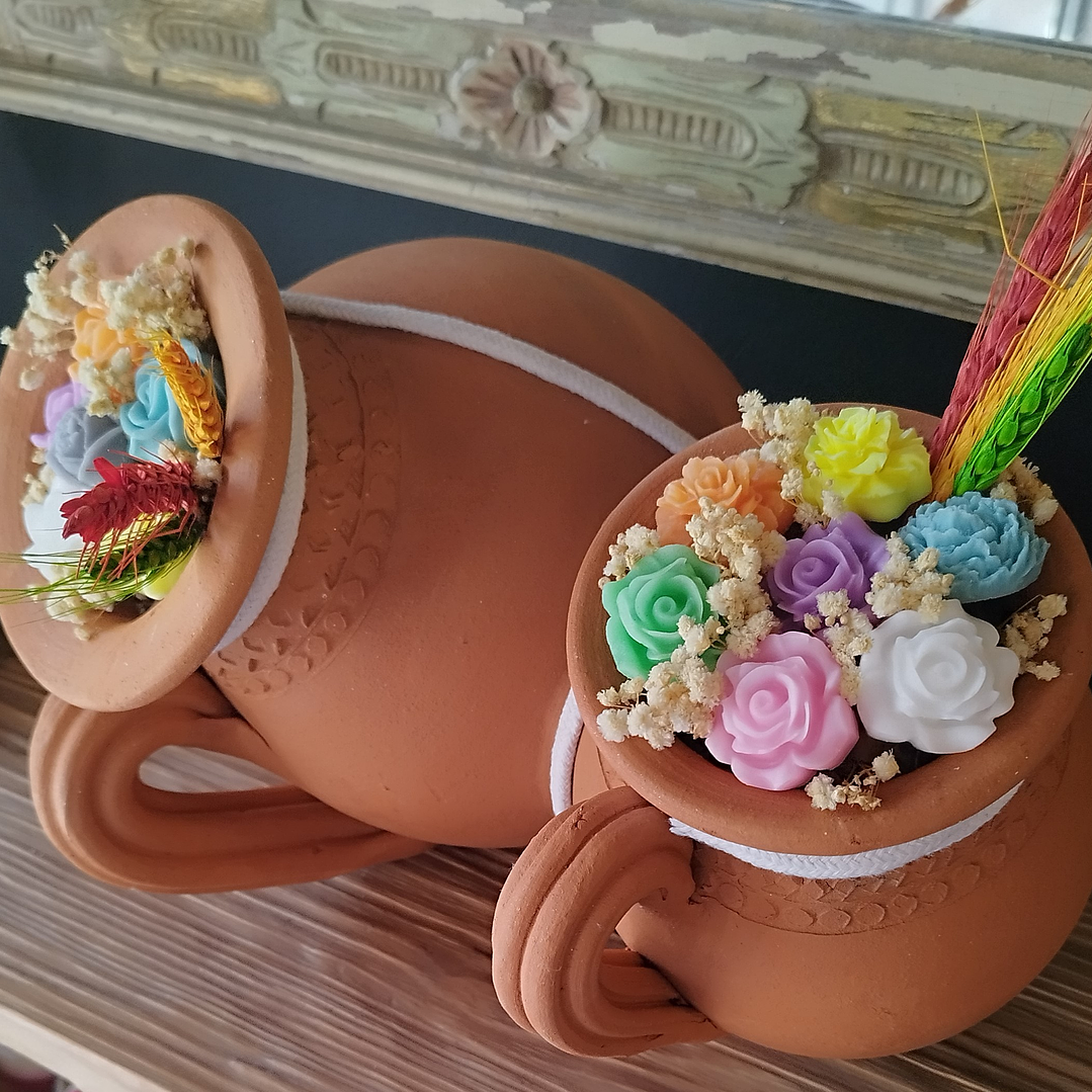 Arranjo em peça em barro dois potes  3