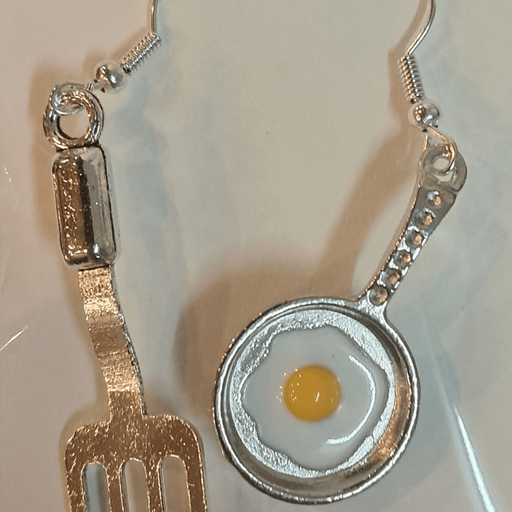 Brincos frigideira e espátula com ovo 1