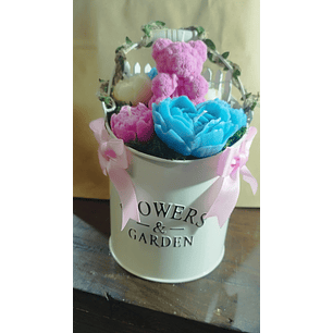 Arranjo flores ursinho na cerca 