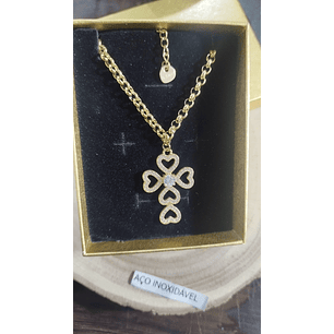 Colar dourado com cruz encrustada de pedrinhas 