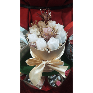 Caixa alta com rosas em cera 