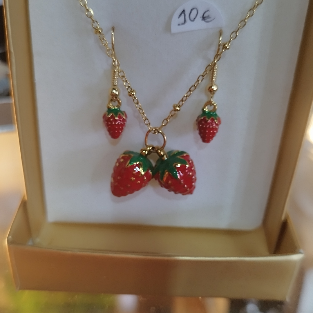 Colar dourado morangos com brincos  1