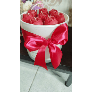 Jarro com rosas vermelhas tudo em cera 