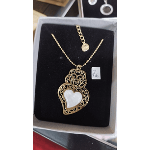 Fio dourado em aço coração branco com filigrana 