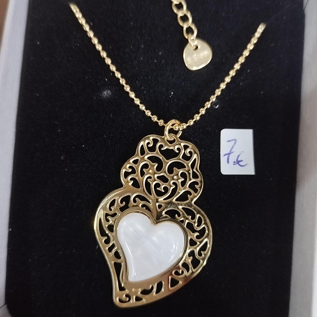 Fio dourado em aço coração branco com filigrana  1