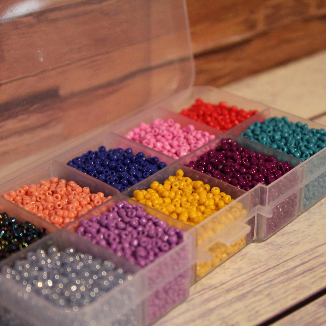 caja plástica con mostacillas 1