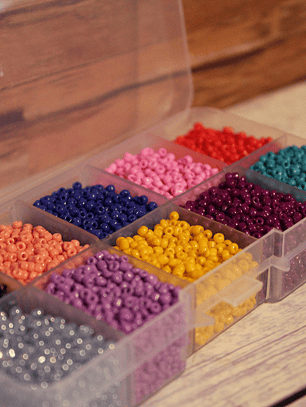 caja plástica con mostacillas