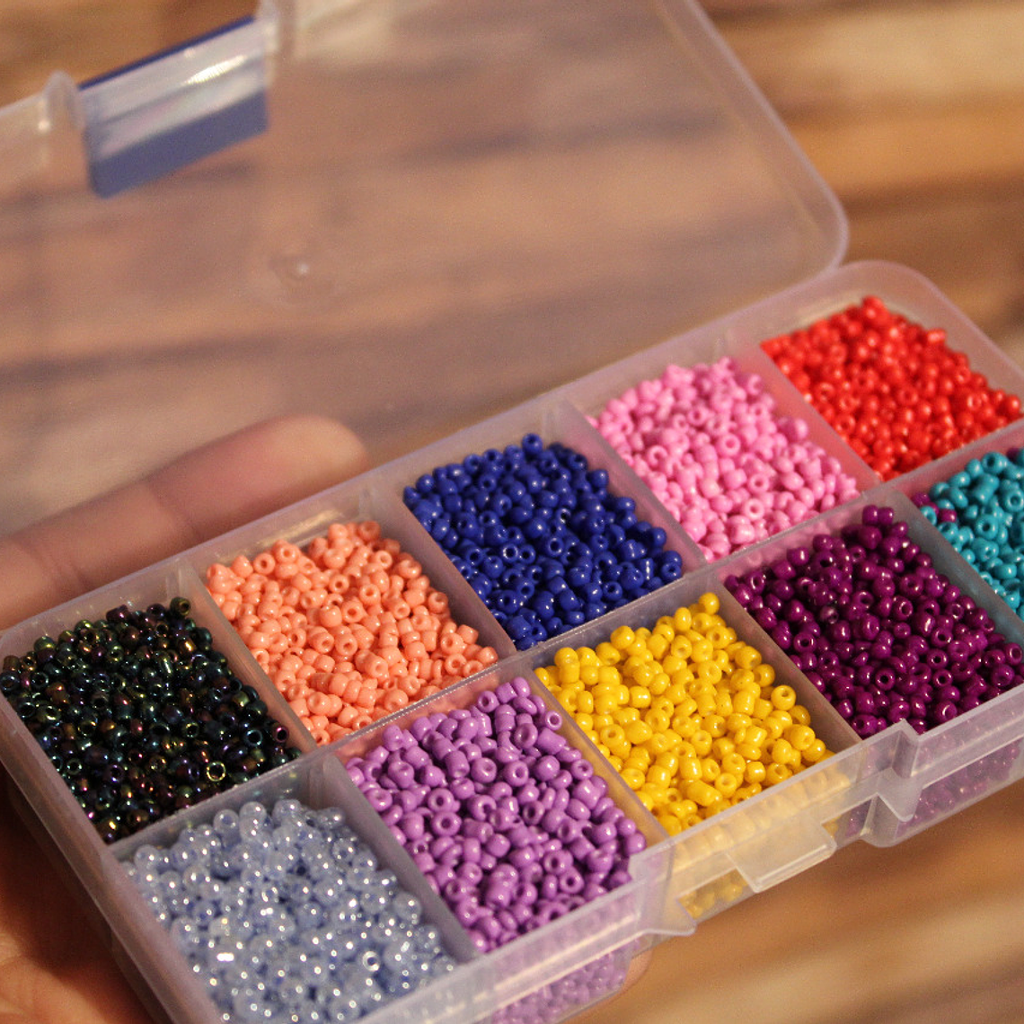 caja plástica con mostacillas 2