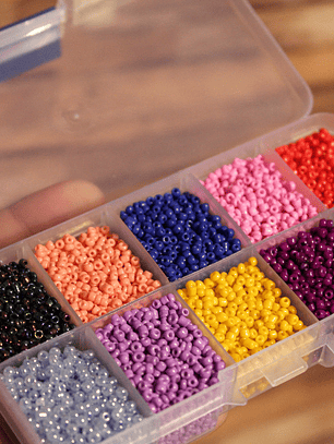 caja plástica con mostacillas