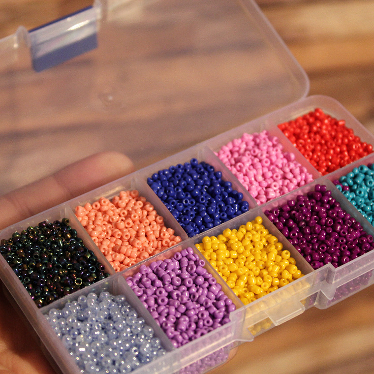 caja plástica con mostacillas 2