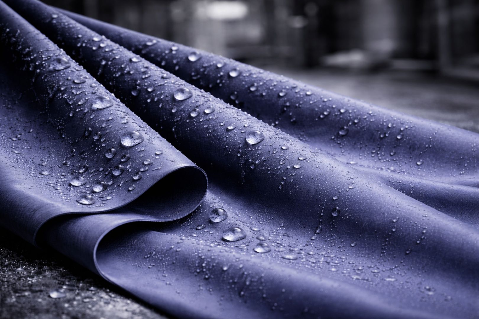 Poliuretano vs. PVC: la decisión técnica que mejora el desempeño de la ropa de trabajo impermeable