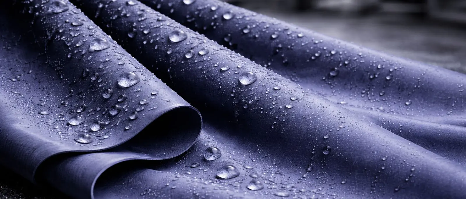 Poliuretano vs. PVC: la decisión técnica que mejora el desempeño de la ropa de trabajo impermeable