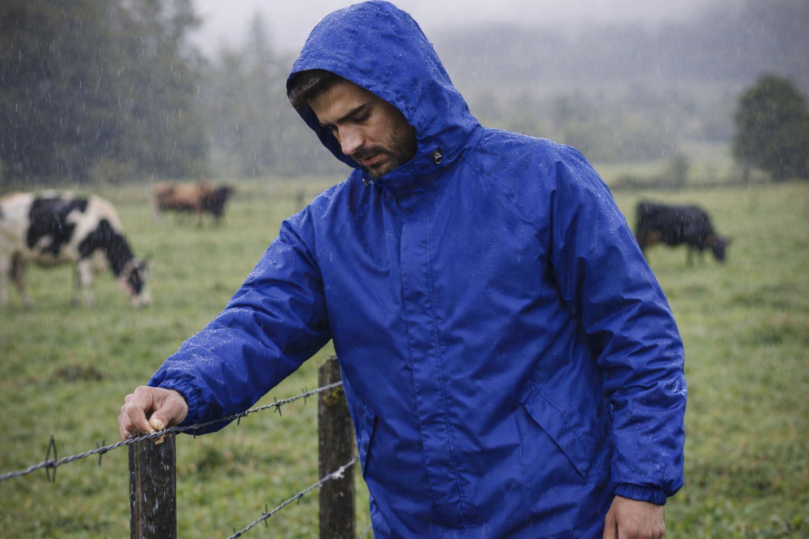 Chaqueta impermeable Aquatex: protección liviana y confiable para lluvia, viento y trabajo a la intemperie