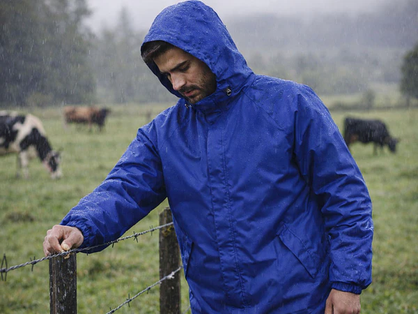 Chaqueta impermeable Aquatex: protección liviana y confiable para lluvia, viento y trabajo a la intemperie