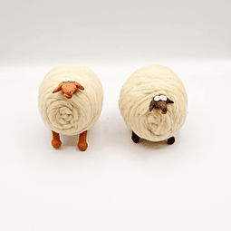 Ovelha em lã e barro média