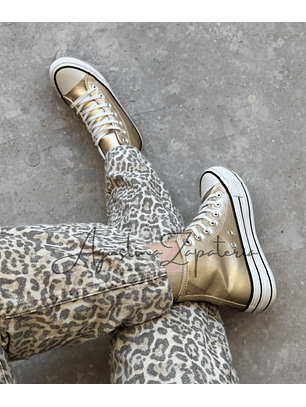 ZAPATILLA DORADA CAÑA ALTA ESTILO CNV