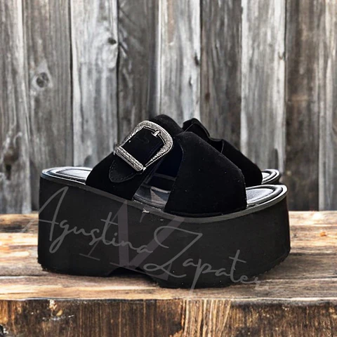 SANDALIA PLATAFORMA NEGRA HEBILLA 