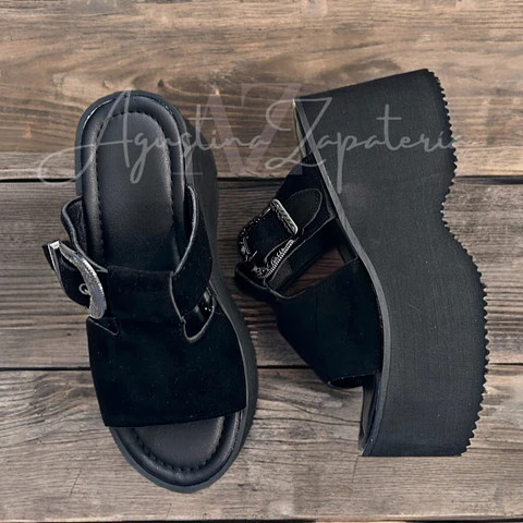 SANDALIA PLATAFORMA NEGRA HEBILLA 