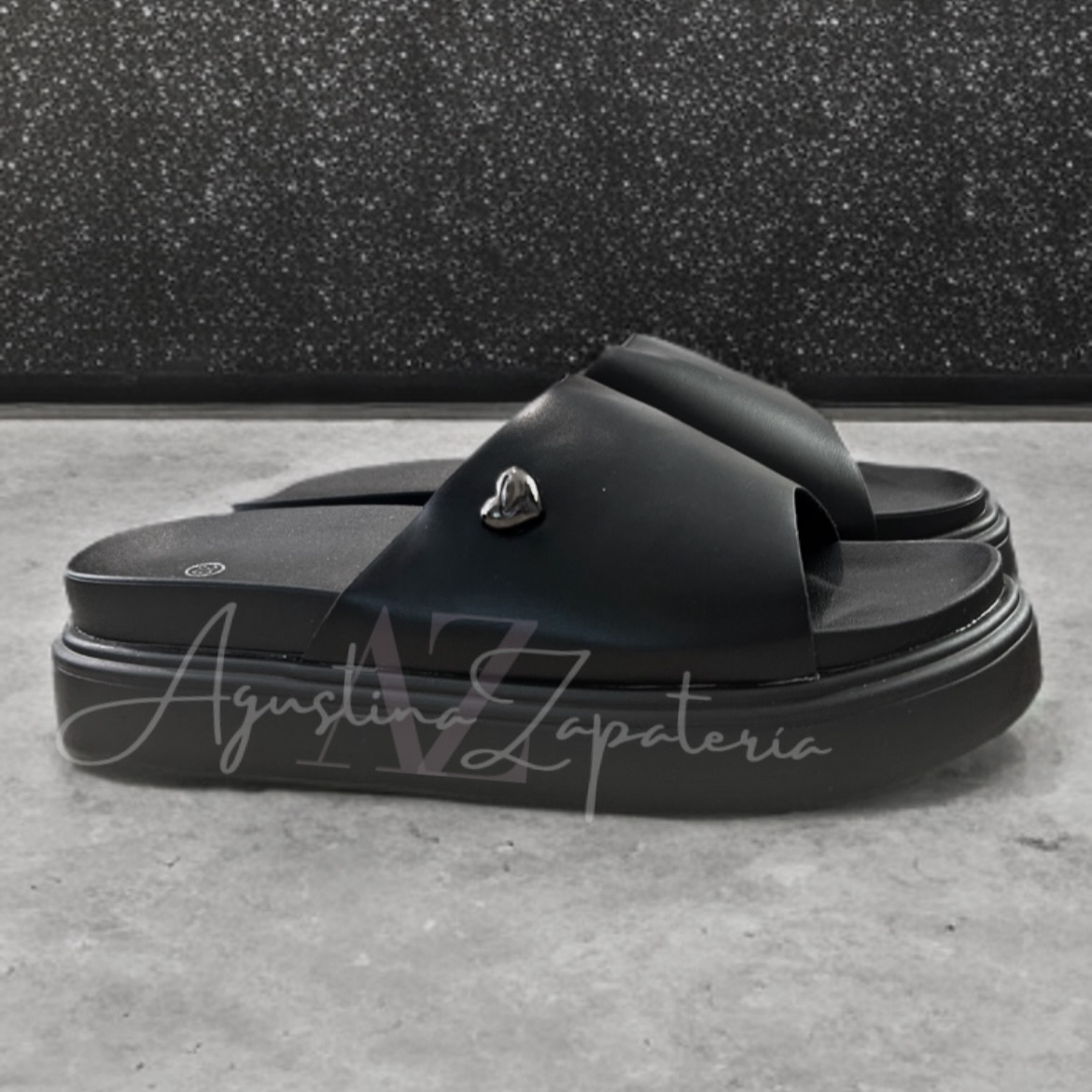 SANDALIA PLATAFORMA NEGRA CORAZON 2