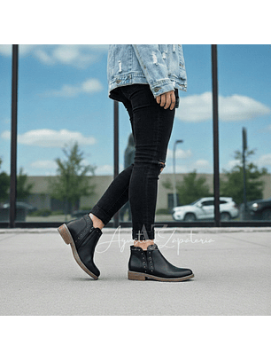 BOTIN CORTO NEGRO TACHAS