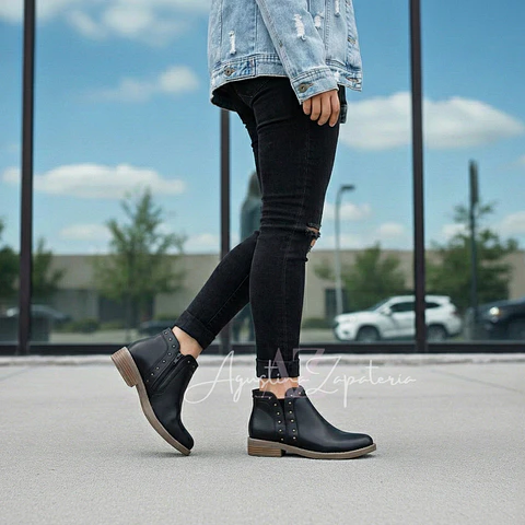 BOTIN CORTO NEGRO TACHAS