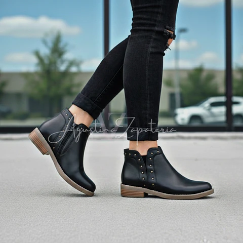 BOTIN CORTO NEGRO TACHAS