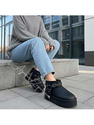 PANTUBOTA ECOCUERO NEGRO CORREA DESMONTABLE