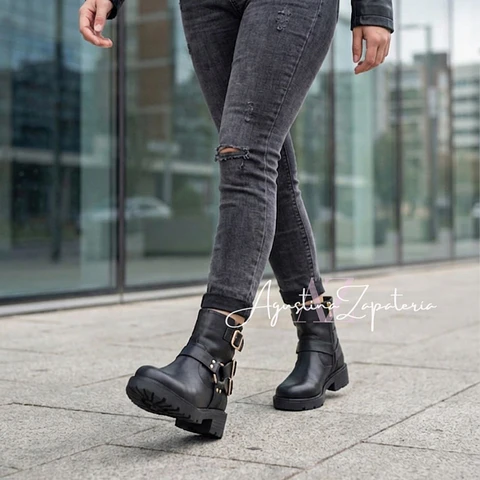 BOTIN BAJO NEGRO DOBLE HEBILLA