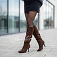BOTA TACO AGUJA GAMUZA CHOCOLATE - Miniatura 2