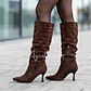 BOTA TACO AGUJA GAMUZA CHOCOLATE - Miniatura 3