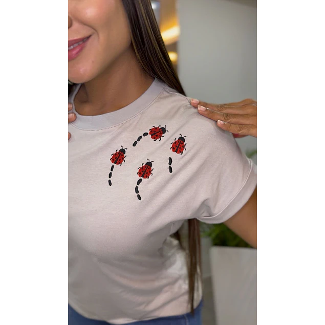 camiseta manga rangla bordada