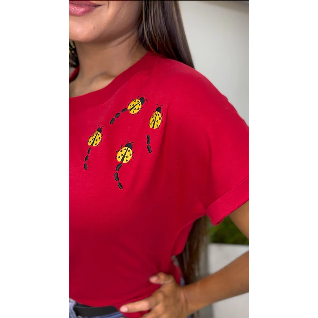 camiseta manga rangla bordada
