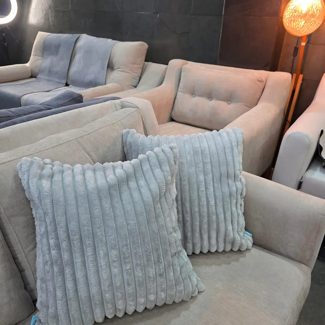 Par de cojines Plush gris claro  1