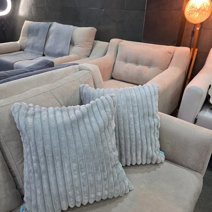 Par de cojines Plush gris claro  1