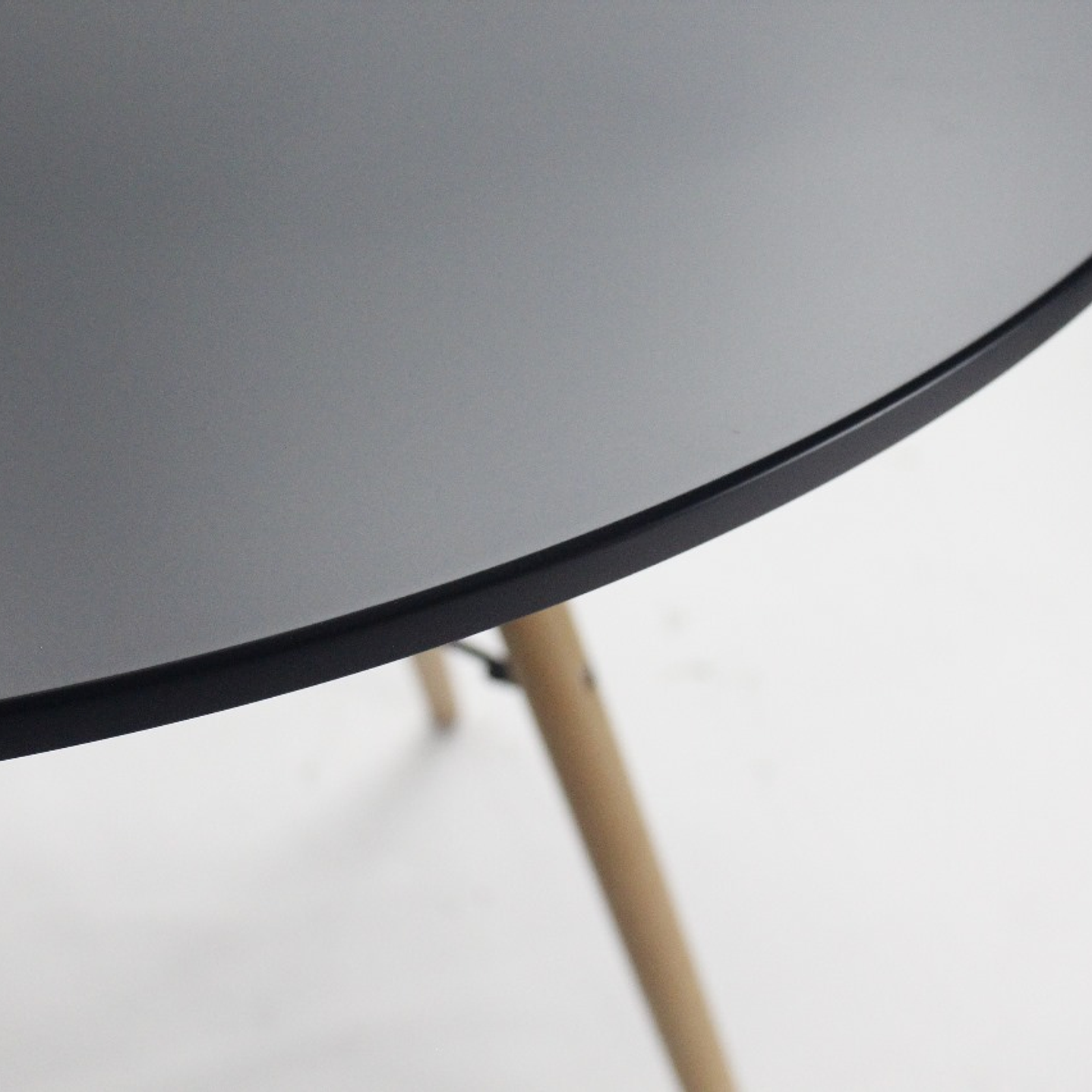 Mesa Eames Redonda Negra 2