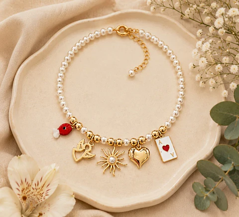 Collar de Perlas y Balines Dorados con Cinco Dijes de la Suerte