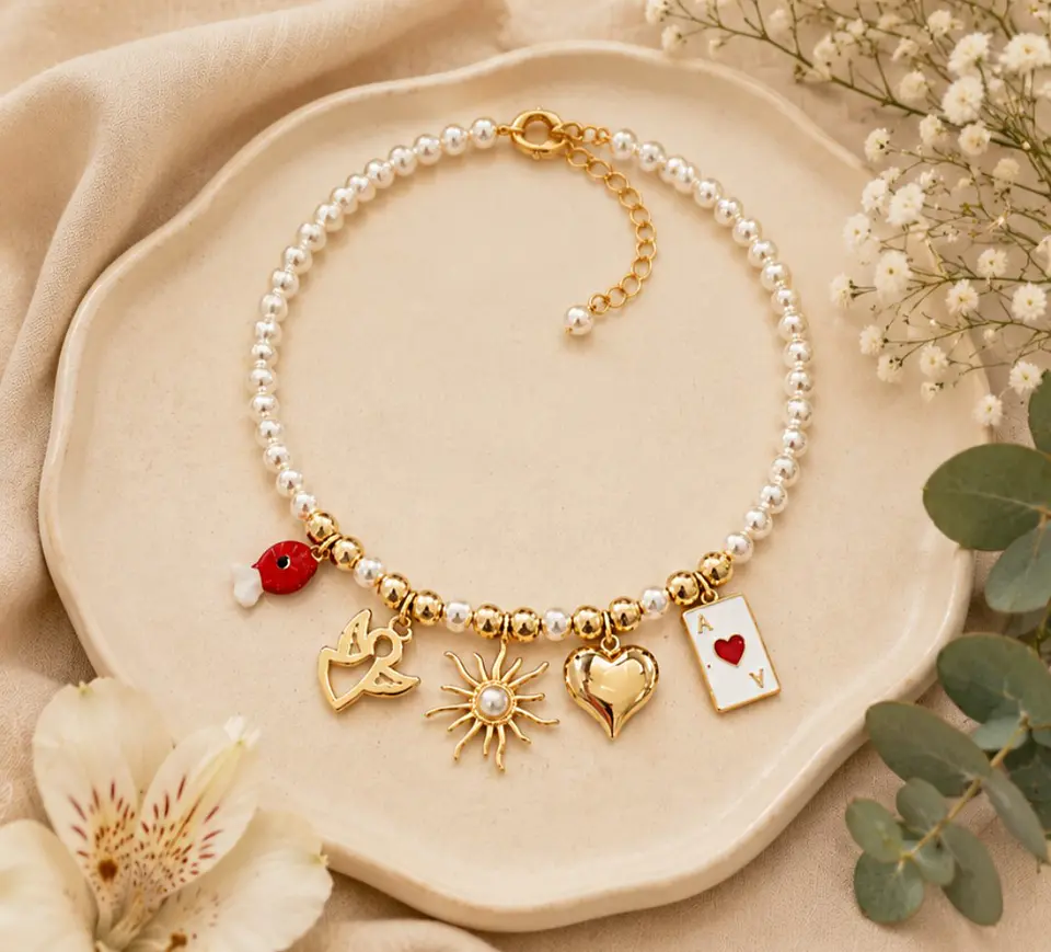 Collar de Perlas y Balines Dorados con Cinco Dijes de la Suerte 1