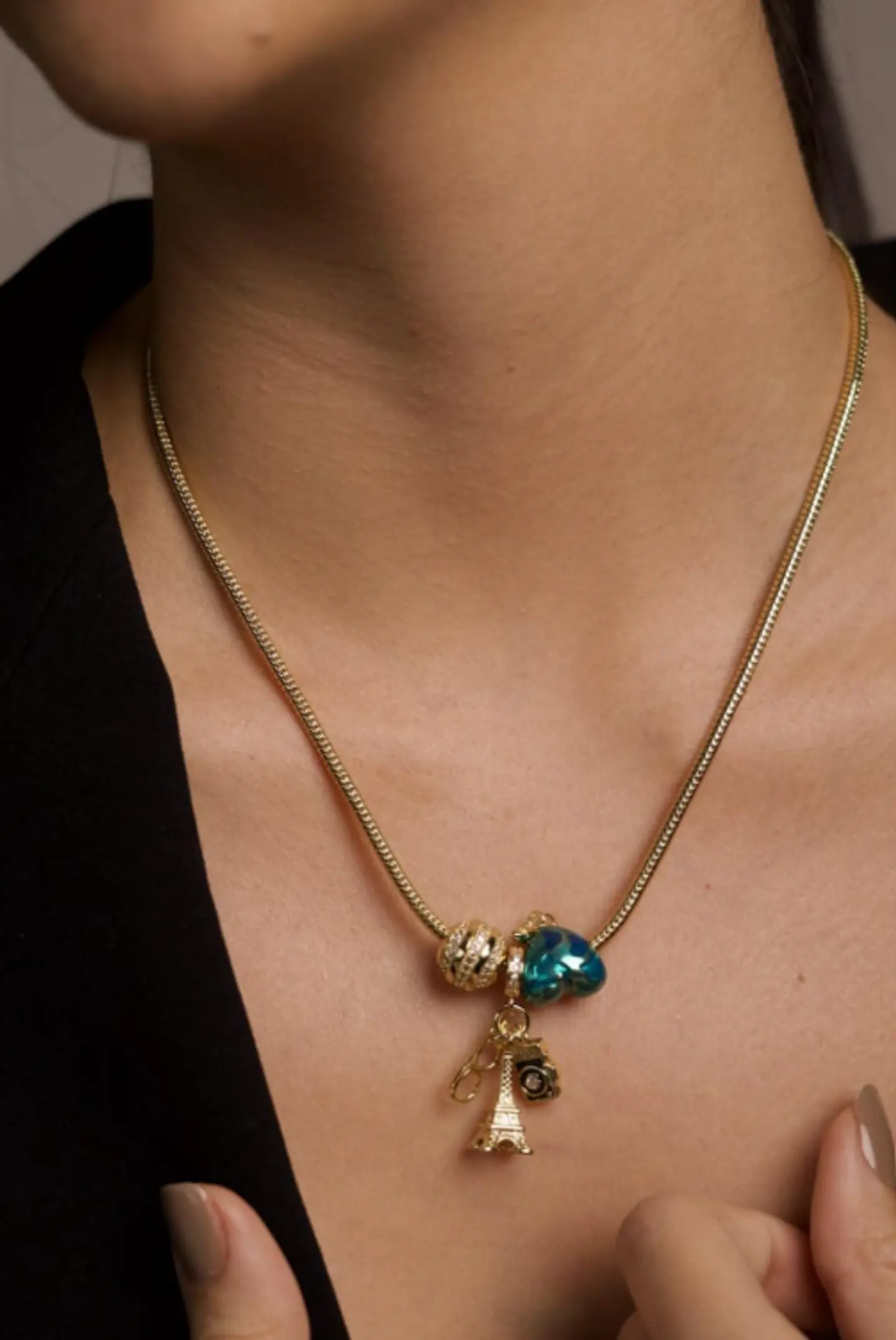 Collar de Rodio Dorado Tipo Serpiente con Dijes Torre Eiffel y Corazón 1