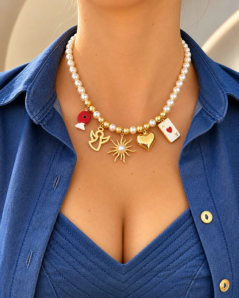 Collar de Perlas y Balines Dorados con Dijes de la Suerte