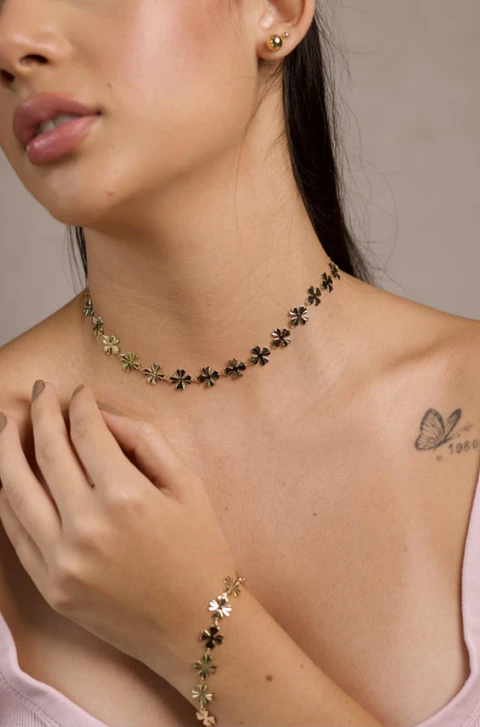 Set de Collar Choker y Pulsera de Rodio en Diseño Floral