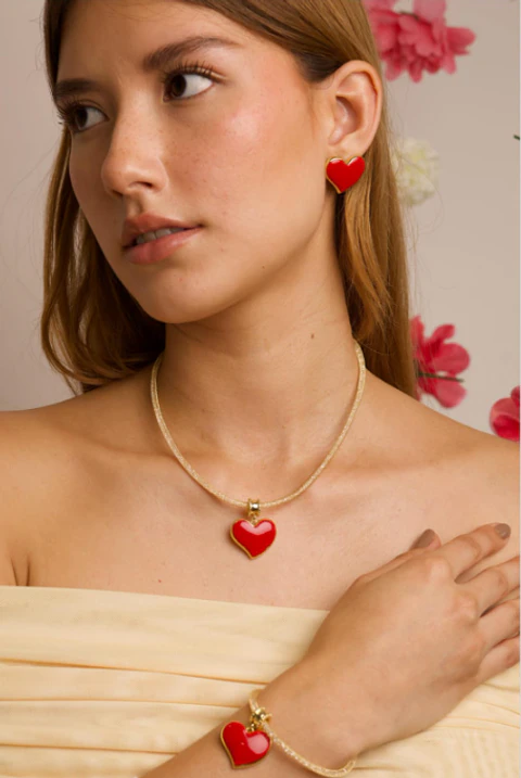 Set de Joyería de Corazón Rojo Esmaltado: Collar y Aretes Topo Dorados