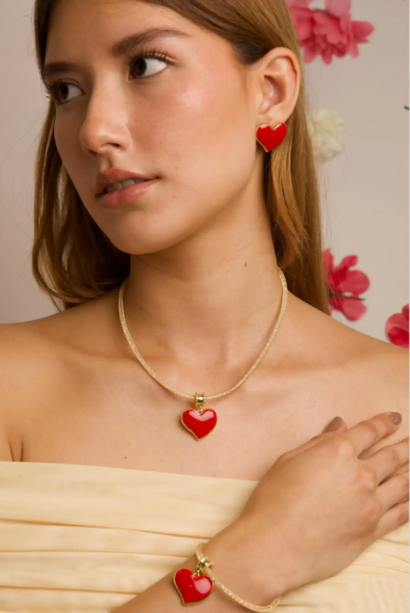 Set de Joyería de Corazón Rojo Esmaltado: Collar y Aretes Topo Dorados 1