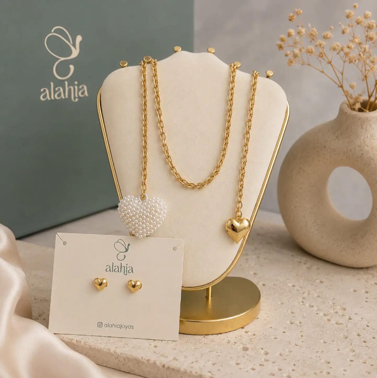 Set de Joyería en Rodio: Collar Tipo Corbatín con Corazones de Perla y Liso 1
