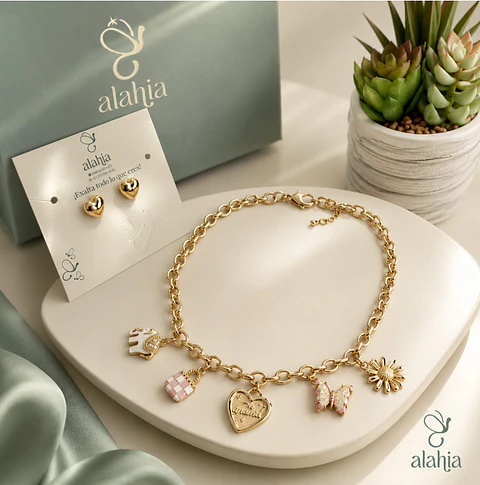Set de Joyería en Rodio: Collar con 5 Dijes de la Suerte y Aretes Corazón