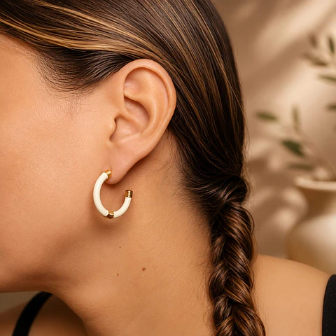 Aretes Candongas en Rodio Dorado y Resina Blanca