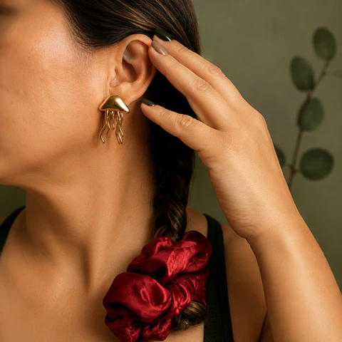 Aretes de Rodio en Forma de Medusa Dorada
