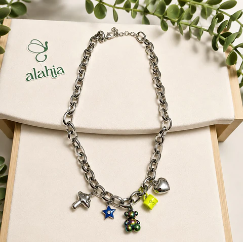 Collar de Rodio Plateado con Cadena de Eslabones y Cinco Dijes