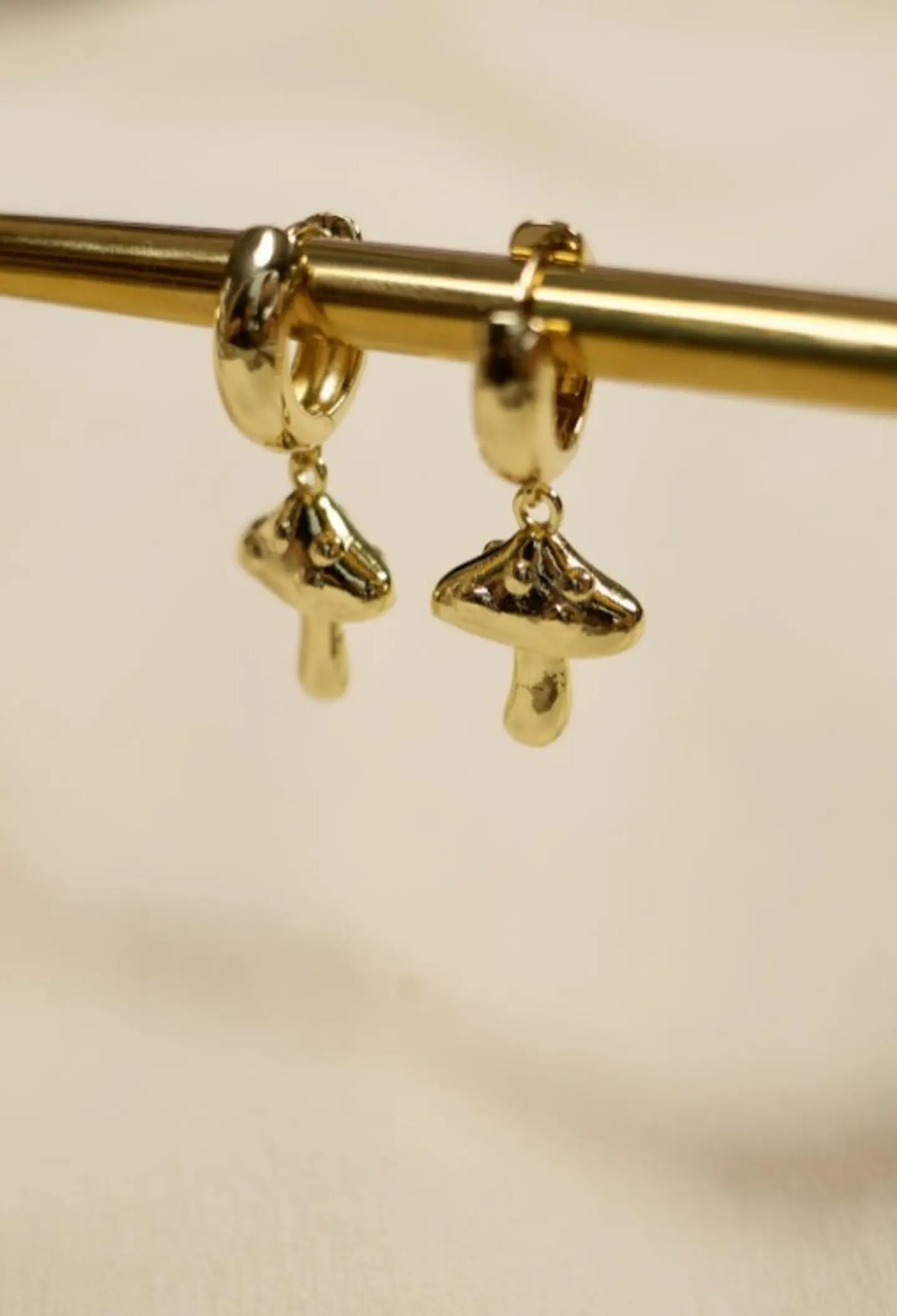 Aretes de Argolla con Dije de Hongo en Rodio Dorado 2